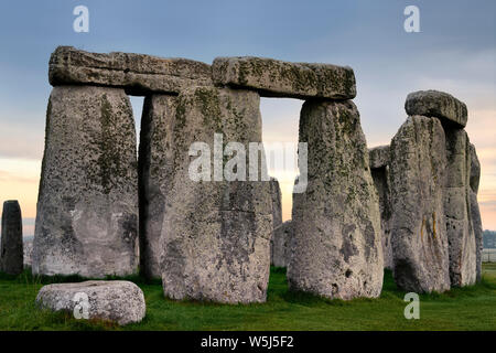 Flechten verkrustete standing stones mit Stürze prähistorische Steinkreis in Stonehenge Ruinen auf Salisbury Plain in Wiltshire England bei Sonnenaufgang Stockfoto