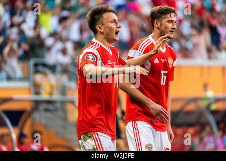 Knittelfeld, Russland - Juni 8, 2019. Russland Fußball-Nationalmannschaft Spieler Aleksandr Golovin und Anton Miranchuk feiert ein Ziel während der UEFA Euro 2020 Stockfoto