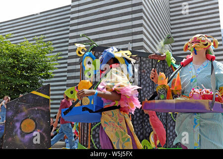 Teilnehmer an der einzigartigen Parade The Circle, einer jährlichen Avantgarde-Sommerfeier der Künste und der Gemeinschaft in Cleveland, Ohio, USA. Stockfoto