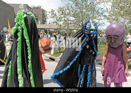 Teilnehmer an der einzigartigen Parade The Circle, einer jährlichen Avantgarde-Sommerfeier der Künste und der Gemeinschaft in Cleveland, Ohio, USA. Stockfoto