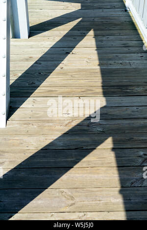 Licht, Schatten und Form sorgen für interessante Muster. Stockfoto