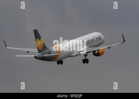 Thomas Cook Airlines Airbus A 321-200 zieht aus Manchester International Airport (nur redaktionelle Nutzung) Stockfoto