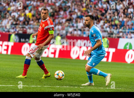 Knittelfeld, Russland - Juni 8, 2019. Russland Nationalstürmer Artem Dzyuba und San Marino national team Verteidiger Fabio Vitaioli während der UEFA EURO 2020 q Stockfoto