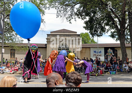 Die surreale und Skurrile 2019 Parade der Kreis in Cleveland, Ohio, USA übergibt die Westlichen historischen Gesellschaft entlang der Wade Kreis parade Route. Stockfoto