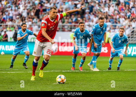 Knittelfeld, Russland - Juni 8, 2019. Russland Nationalstürmer Artem Dzyuba ein strafstoss während der UEFA EURO 2020 Qualifikation Russland v Stockfoto