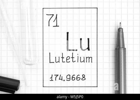 Das Periodensystem der Elemente. Handschrift chemischen Elements Lutetium Lu mit schwarzem Stift, Reagenzglas und Pipette. Close-up. Stockfoto