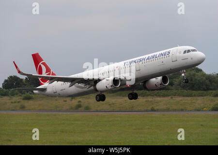 Ein Turkish Airlines Airbus A 321-200 zieht aus Manchester International Airport (nur redaktionelle Nutzung) Stockfoto