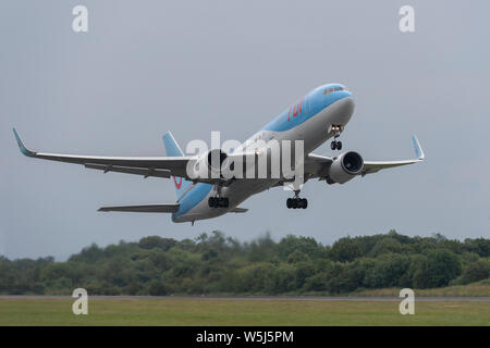 Der TUI-Airways Boeing 767-300 zieht aus Manchester International Airport (nur redaktionelle Nutzung) Stockfoto