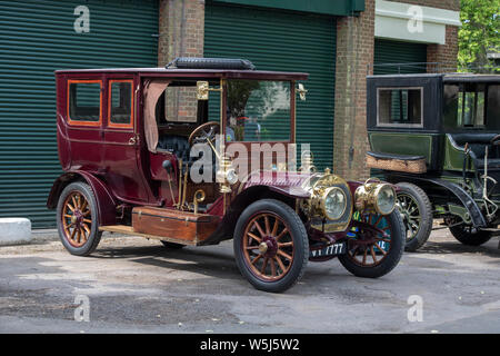 1910 Hotchkiss Limousine im Bicester Heritage Center super Jagtfall. Bicester, Oxfordshire, England Stockfoto