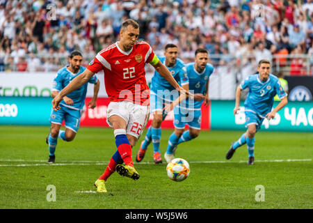 Knittelfeld, Russland - Juni 8, 2019. Russland Nationalstürmer Artem Dzyuba ein strafstoss während der UEFA EURO 2020 Qualifikation Russland v Stockfoto