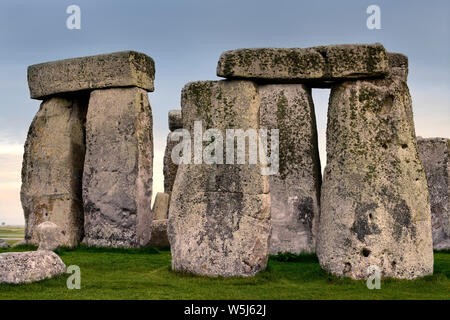 Hoch stehende Steine mit Stürze prähistorische Steinkreis in Stonehenge Ruinen auf Salisbury Plain in Wiltshire England an der ersten Ampel sunrise Stockfoto