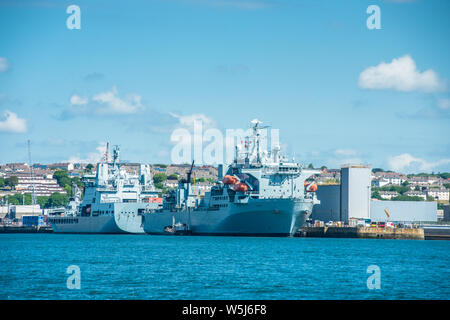 RFA Argus & RFA Tidesurge ein Tide-Klasse Auffüllung Tanker der britischen Royal Fleet Auxiliary auf Fregatte montieren Komplexe HMNB Devonport, Plymouth, Devon Stockfoto