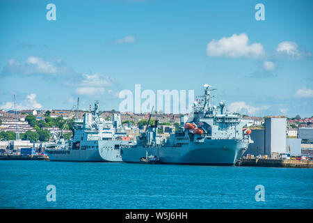 RFA Argus & RFA Tidesurge ein Tide-Klasse Auffüllung Tanker der britischen Royal Fleet Auxiliary auf Fregatte montieren Komplexe HMNB Devonport, Plymouth, Devon Stockfoto