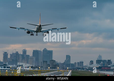 London, Großbritannien - 17, Februar 2019: Embraer E-Jet Familie Reihe von schmalen Körper kurz- bis mittelfristigen Bereich zweistrahlige Jet Airliner Landung am London City ein Stockfoto