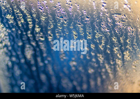Blue Ice und Wassertropfen auf den Winter Glas Makroaufnahme mit einer geringen Tiefenschärfe Stockfoto