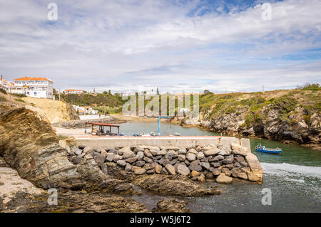 Kleinen Fischerdorf Porto Covo, Alentejo, Portugal. Blick auf den Hafen und Boote. Stockfoto