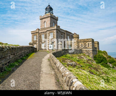 Weg zum Leuchtturm viktorianischen Gebäude mit Laterne, Insel, Schottland, UK Stockfoto