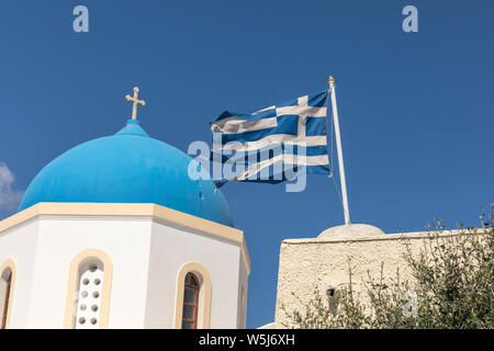 Blue Dome Panagia tonne Eisodion mit National Flagge Griechenlands in Megalochori Santorini Griechenland Stockfoto