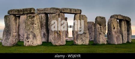 Panorama prähistorischen Steinkreis von Stonehenge Ruinen auf Salisbury Plain in Wiltshire England an der ersten Ampel sunrise Stockfoto