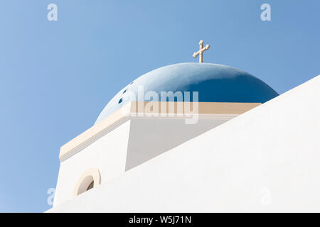 Blue Dome Panagia tonne Eisodion in Megalochori Santorini Griechenland Stockfoto