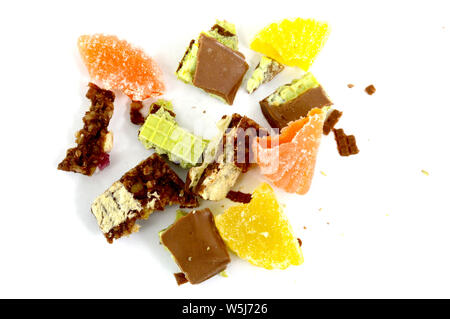 Stück Schokolade und Gelee gehackt Bonbons, Ansicht von oben Bild Stockfoto