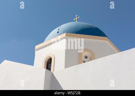 Blue Dome Panagia tonne Eisodion in Megalochori Santorini Griechenland Stockfoto