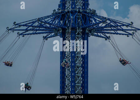 Orlando, Florida. Juli 05, 2019 Menschen genießen Sky Flyer Attraktion in International Drive Stockfoto