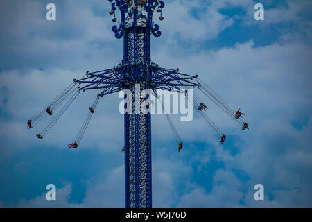 Orlando, Florida. Juli 05, 2019 Menschen genießen Sky Flyer Attraktion in International Drive Stockfoto