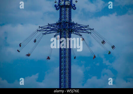 Orlando, Florida. Juli 05, 2019 Menschen genießen Sky Flyer Attraktion in International Drive Stockfoto