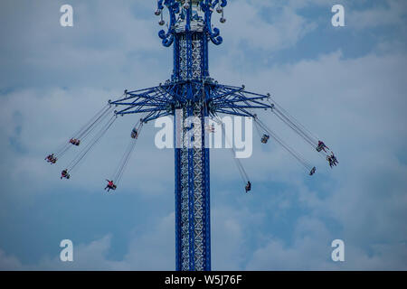 Orlando, Florida. Juli 05, 2019 Menschen genießen Sky Flyer Attraktion in International Drive Stockfoto