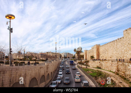 Blick nach Norden von Mamilla Plaza in die Altstadt von Jerusalem Jaffa Tor in Richtung Jaffa Street. Stockfoto