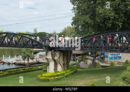 Touristen auf dem River Kwai Brücke, Kanchanaburi, Thailand Stockfoto