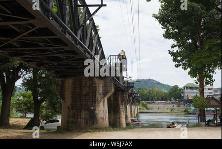 Touristen auf dem River Kwai Brücke, Kanchanaburi, Thailand Stockfoto