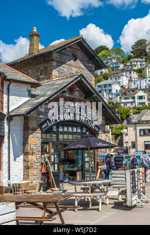 Das alte Leben Boot Station im Jahre 1886 ist nun eine Kunstgalerie in Looe, Cornwall, England, Großbritannien. Stockfoto