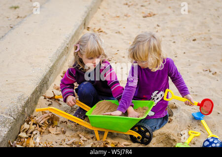 Zwei Mädchen, die in der Sandbox Stockfoto