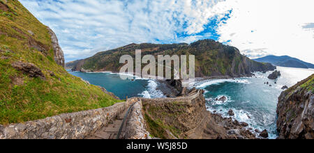 Panoramablick auf St. Johannes von Gaztelugatxe. Baskenland, Spanien Stockfoto