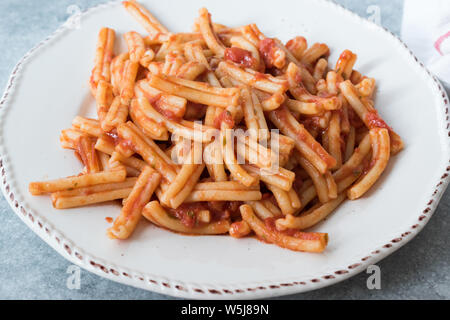 Sizilianische Pasta Casareccia Fusillata mit Tomatensoße. Organische traditionelles Essen. Stockfoto