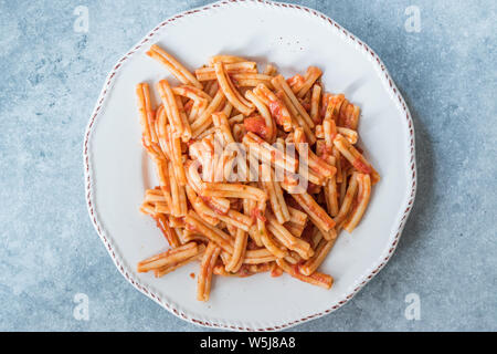 Sizilianische Pasta Casareccia Fusillata mit Tomatensoße. Organische traditionelles Essen. Stockfoto