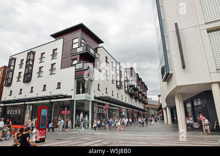 Shopping im Einkaufszentrum Princesshay in Exeter Stockfoto