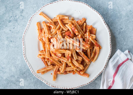 Sizilianische Pasta Casareccia Fusillata mit Tomatensoße. Organische traditionelles Essen. Stockfoto