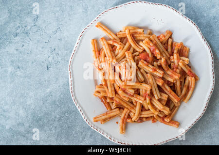 Sizilianische Pasta Casareccia Fusillata mit Tomatensoße. Organische traditionelles Essen. Stockfoto