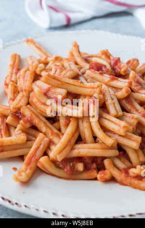 Sizilianische Pasta Casareccia Fusillata mit Tomatensoße. Organische traditionelles Essen. Stockfoto