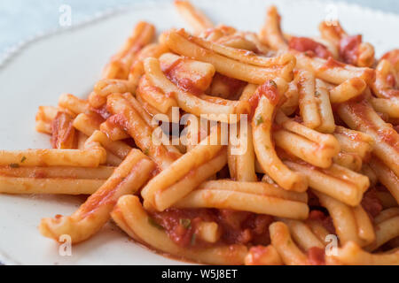 Sizilianische Pasta Casareccia Fusillata mit Tomatensoße. Organische traditionelles Essen. Stockfoto