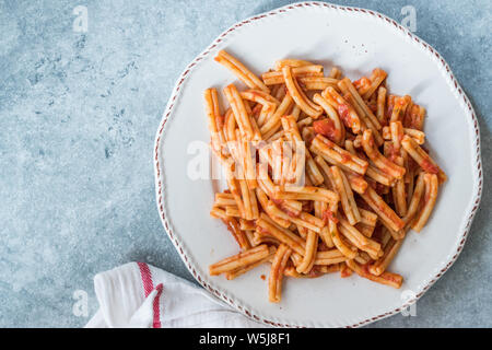 Sizilianische Pasta Casareccia Fusillata mit Tomatensoße. Organische traditionelles Essen. Stockfoto