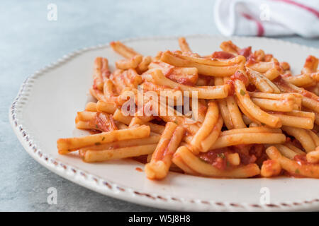 Sizilianische Pasta Casareccia Fusillata mit Tomatensoße. Organische traditionelles Essen. Stockfoto