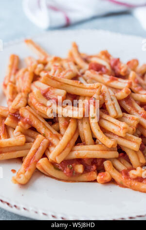 Sizilianische Pasta Casareccia Fusillata mit Tomatensoße. Organische traditionelles Essen. Stockfoto