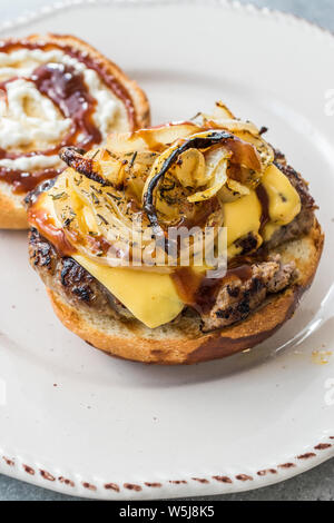 Hausgemachte Hamburger mit Cheddar Käse und karamellisierten Zwiebeln. Fast Food. Stockfoto