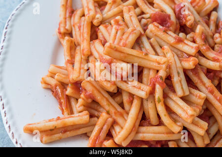 Sizilianische Pasta Casareccia Fusillata mit Tomatensoße. Organische traditionelles Essen. Stockfoto