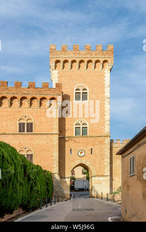 Das Tor zu den mittelalterlichen Ort Bolgheri, Provinz Livorno, Toskana, Italien Stockfoto
