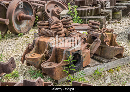 Stapel von alten rostigen railroad Teile für Züge in die Rail Yard für Schrott aus der Nähe an einem sonnigen Tag Stockfoto